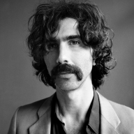 Le goût de M - #173 Andrea Laszlo De Simone, musicien : Mes paroles sont une improvisation sur la musique. Je termine tous les arrangements, puis je prends le microphone et je chante pour aider la musique à dire ce qu’elle est déjà en train de dire »