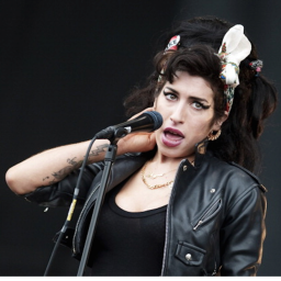 Pourquoi on a entendu Amy Winehouse au festival Rock en Seine, alors qu’elle n’y est jamais allée ?
