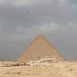 Qui (ou quoi) se trouvait au sommet de la pyramide de Khéops ?