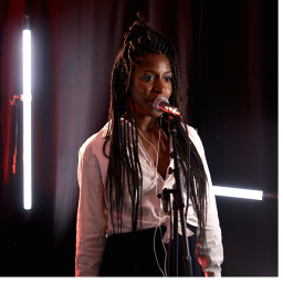 Charlotte Adigéry en live dans "Chambre noire"