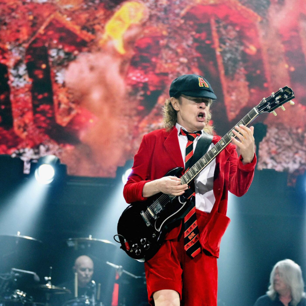 À ce qui Paret - Pourquoi mettre des sous de côté, alors qu'il suffit de téléphoner à ACDC ?