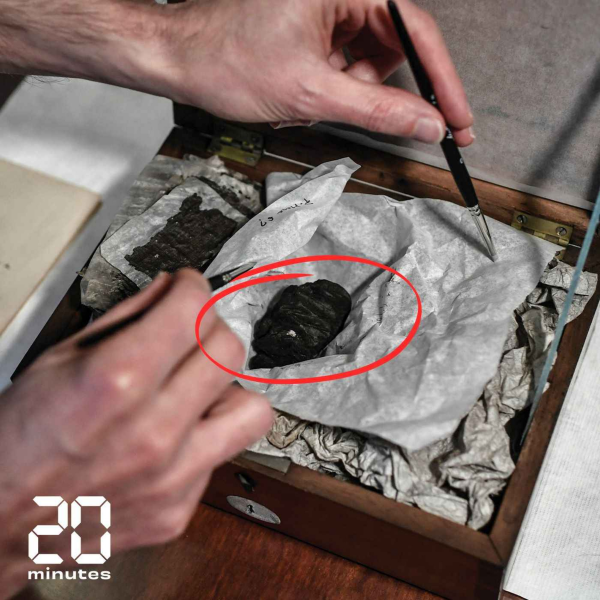 Sixième Science - Comment les chercheurs ont réussi à lire les papyrus calcinés d'Herculanum... sans les dérouler