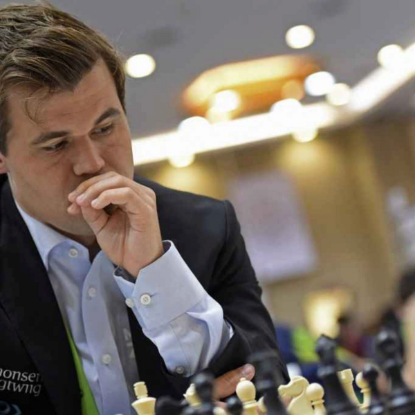 Ailleurs dans le monde - Le plus grand joueur d’échecs battu par un plug anal ?