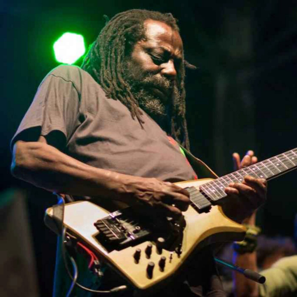 Nova dans la gueule du monde - Kologbo, le "magnétophone" de Fela Kuti devenu guitariste de l'Africa 70