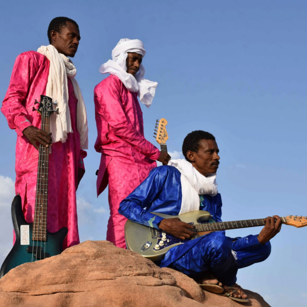Nova dans la gueule du monde - Etran de L'Aïr, les étoiles du rock touareg