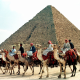 Repeindre les grottes de Lascaux, rénover les pyramides égyptiennes