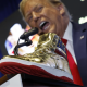Les baskets dorées, patriotes (et moches) de Donald Trump